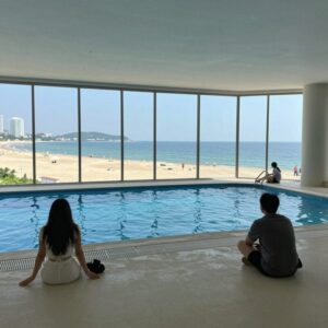 거제 흥남해수욕장 앞 드림천사풀빌라 개별 수영장과 오션뷰가 보이는 객실 내부