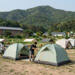 구수곡자연휴양림 캠핑 꿀팁 구수곡자연휴양림 야영장 데크와 텐트 설치 모습