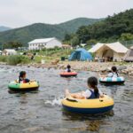 경남 계곡캠핑장 청도 수리덤 오토캠핑장 계곡에서 아이들이 튜브를 타고 물놀이하는 모습