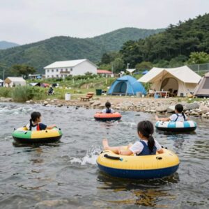 경남 계곡캠핑장 청도 수리덤 오토캠핑장 계곡에서 아이들이 튜브를 타고 물놀이하는 모습