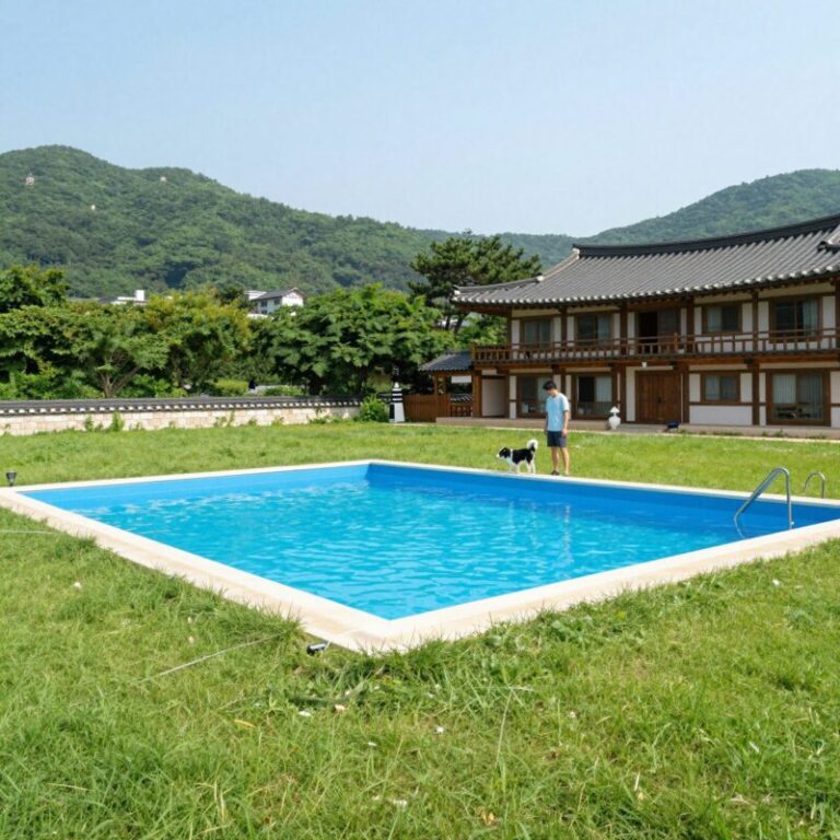 하동 산수애 펜션 반려견 전용 수영장과 넓은 잔디 운동장 모습