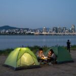 한강 밤핑 예약 8월 무료 캠핑 필수 정보 한강 밤핑 야영장에서 텐트를 치고 한강 야경을 즐기는 모습