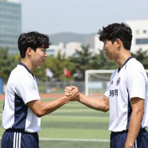 하주석 이형범 트레이드 발표 현장 사진으로 두 선수가 유니폼을 입고 악수하는 모습