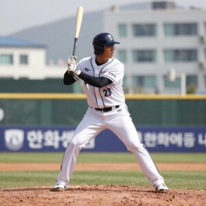 한화 이글스 하주석 선수가 타격 자세를 취하고 있는 모습, 배경에는 한화생명 이글스파크가 보임