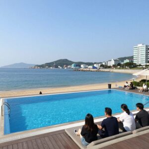 부산 기장 하이바이풀빌라 오션뷰와 실외 수영장 전경