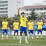홀란 멀티골 노르웨이 브라질 격파 8강 엘링 홀란이 브라질전에서 멀티골을 터뜨린 후 세리머니하는 모습