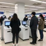 2026년 홈플러스 쇼핑 필수 체크리스트 홈플러스 매장 내 AI 키오스크와 무인 계산대 모습