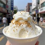 부드러운 우유빙수에 팥과 떡이 토핑된 모습