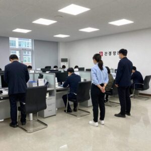 인천 선거관리위원회 사무실 내부에서 직원이 발견된 현장 사진