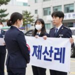 이수지 재선거 논란 풍자의 경계 이수지 공무원 복장으로 악성 민원인 응대 중 재선거 팻말이 보이는 장면