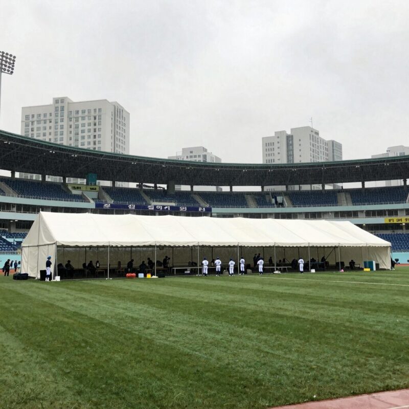 잠실 우천 노게임 경험과 KBO 규정 총정리 1 잠실야구장 우천 노게임 상황, 그라운드 전체를 덮은 대형 천막과 폭우로 흠뻑 젖은 경기장 모습
