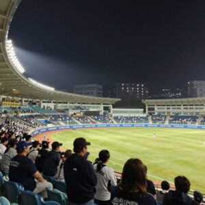 2026시즌 마지막 잠실야구장 조명 아래 관중들