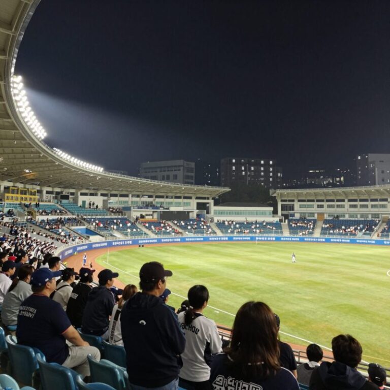 2026시즌 마지막 잠실야구장 조명 아래 관중들