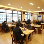 경기도 삼계탕 맛집 의정부 부천 추천 장수한방삼계탕 내부 전경 넓고 깨끗한 테이블과 노란 조명