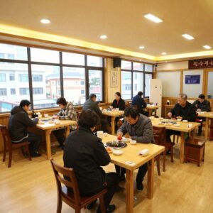 장수한방삼계탕 내부 전경 넓고 깨끗한 테이블과 노란 조명