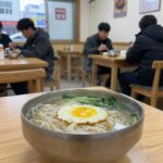 진주 냉콩국수 여름 별미 본점 후기 진주 냉콩국수 본점 내부 테이블과 콩국수 그릇 사진