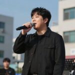 가수 진성 나이 프로필 인생 역경과 성공 가수 진성이 무대에서 열창하는 모습 인생의 역경을 노래로 승화시킨 트로트 거장