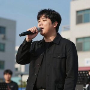 가수 진성이 무대에서 열창하는 모습 인생의 역경을 노래로 승화시킨 트로트 거장