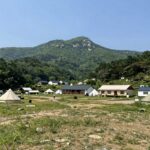 지리산 글램핑 추천 산청 가족 힐링 여행 지리산 글램핑장 전경, 산청 글램핑장의 넓은 부지와 자연 경관