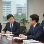 조국혁신당 대표 선출과 향후 전망 조국혁신당 조국 대표와 김준형 원내대표가 지도부 회의에서 논의하고 있는 모습