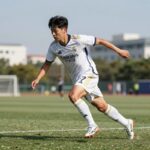 주드 벨링엄이 레알 마드리드 유니폼을 입고 드리블하는 모습
