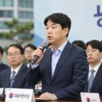 정민철 최고위원 기탁금 논란과 청년 정치 정민철 더불어민주당 최고위원 후보가 기자회견에서 발언하는 모습