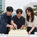 소지섭 김부장 종방연 따뜻한 마무리 소지섭 김부장 종방연 현장 사진, 배우들이 웃으며 케이크를 자르고 있다