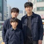 가수 김정민의 둘째 아들 김도윤과 첫째 아들 김태양이 함께 찍은 사진으로, 형제의 다정한 모습이 돋보인다.