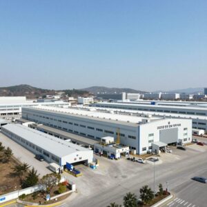 2025년 한국GM 부평공장 전경으로 노사 협상 타결 후 안정된 생산 분위기를 나타냄