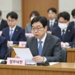 이억원 금융위원장 후보자가 국회 정무위원회 청문회에서 질의에 답변하는 모습