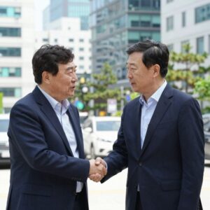 이재용 삼성전자 회장과 샘 올트먼 오픈AI CEO가 악수하며 대화하고 있는 모습