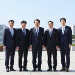 이재명 대통령이 샌프란시스코 AI 서밋에서 빅테크 CEO 및 국내 기업인들과 함께 단상에 서 있는 모습