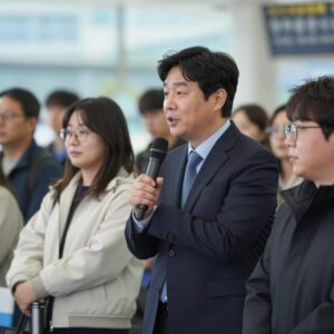이용수 부회장 공항에서 팬 질문 받는 모습