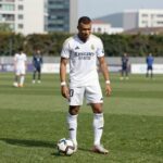 음바페 나이 27세 프로필 연봉 등번호 총정리 레알 마드리드 유니폼을 입은 킬리안 음바페가 그라운드에서 공을 바라보며 웃고 있는 사진