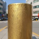 메탈 네일 여름 패디 세련된 포인트 완성된 메탈 패디의 클로즈업 사진, 반짝이는 금속 질감이 돋보임