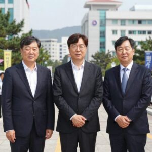 더불어민주당 당대표 본선 진출자 김민석 정청래 송영길이 기념촬영을 하고 있는 사진