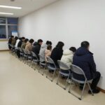 문미호소아과 영유아검진 예약 성공 후기 문미호소아과 영유아검진 예약을 위해 새벽 1시 30분에 도착한 대기 줄 모습. 접이식 의자를 펴고 기다리는 부모들.