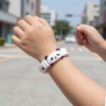 모기퇴치팔찌를 착용한 어린이의 손목 모습. 귀여운 동물 캐릭터 디자인이 돋보인다.