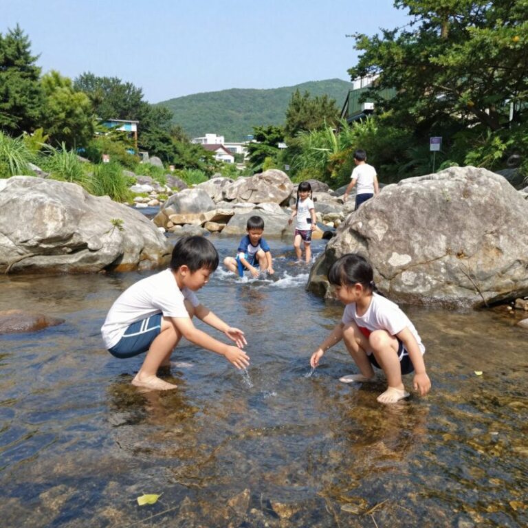 문경계곡펜션 솔수펑이펜션 계곡에서 아이들이 물놀이하는 모습, 맑은 물과 바위가 보인다