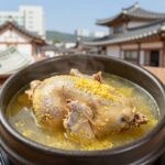 문정삼계탕 맛집 비교 솔직후기 문정한방삼계탕 뚝배기에 담긴 삼계탕 사진, 닭한마리와 찹쌀, 대추가 보임