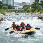 내린천 래프팅 휴게소 글램핑 한방에 즐기기 내린천 래프팅 급류 구간에서 보트를 타고 물살을 돌파하는 사람들