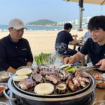 오션월드 근처 바베큐 펜션 추천 후기 오션월드 근처 펜션 바베큐 장면, 고기와 야채가 그릴 위에서 익고 있는 모습