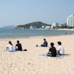 오션월드 썬베드 예약 꿀팁 총정리 오션월드 썬베드 프리미엄 구역에서 여유롭게 쉬는 모습