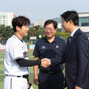 박찬호 애슬레틱스 투자 기념 사진 구단 관계자와 악수하는 모습