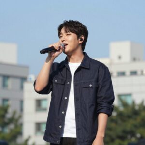 박지현 가수가 무대에서 마이크를 잡고 열정적으로 노래하는 모습