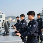 해군 로봇 승조원 첫 전투실험 해군 로봇 승조원 파이봇이 조타 시뮬레이터에서 타수 임무를 수행하는 모습