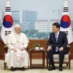 이재명 대통령 교황 베트남 면담 성과와 향후 과제 이재명 대통령이 레오 14세 교황과 단독 면담하며 한반도 평화 및 세계청년대회 협력을 논의하는 모습