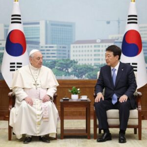 이재명 대통령이 레오 14세 교황과 단독 면담하며 한반도 평화 및 세계청년대회 협력을 논의하는 모습