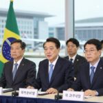 이 대통령이 브라질 출국 전 공항에서 기자회견하는 모습