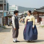 왕자와 거지가 옷을 바꿔 입고 서로의 삶을 체험하는 장면